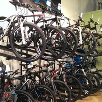 Foto tomada en Giant Cycling World Boston  por Neo Q. el 5/4/2013