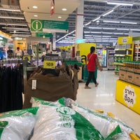 Photo taken at Tesco Lotus Supermarket by Kanlayarat J. on 5/5/2019