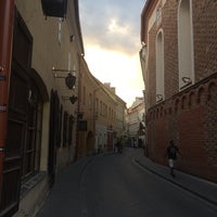 รูปภาพถ่ายที่ Stiklių gatvė | Stiklių Street โดย Ваня И. เมื่อ 6/1/2016