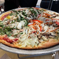Foto scattata a Blue Line Pizza da Roderick P. il 4/16/2022