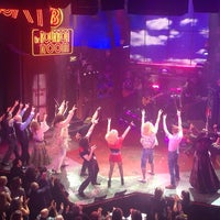Das Foto wurde bei Broadway-Rock Of Ages Show von Savio R. am 5/18/2014 aufgenommen