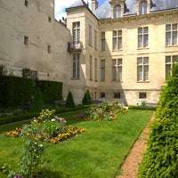 Photo taken at Jardin de l&amp;#39;Hôtel Donon by celia a. on 6/19/2014