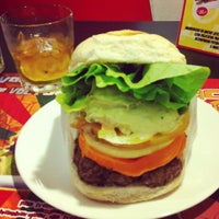 Das Foto wurde bei Mito Burger Original Diner von Deninho am 10/26/2012 aufgenommen