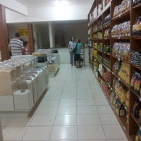 รูปภาพถ่ายที่ Cerealista Helena โดย Mauro S. เมื่อ 10/21/2012