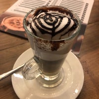 Das Foto wurde bei Miks Lounge Cafe von Uğur D.deniz am 2/9/2022 aufgenommen