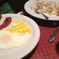 Foto tomada en Bailey&amp;#39;s Breakfast &amp;amp; Lunch  por Ashley L. el 3/17/2013