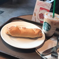 Das Foto wurde bei Starbucks von Yasser ⚜. am 11/22/2018 aufgenommen