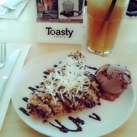 Foto tirada no(a) Toasty Eatery por Neisha H. em 5/18/2013