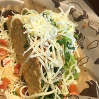 Photo taken at Chipotle Mexican Grill by Beatriz R. on 10/4/2018