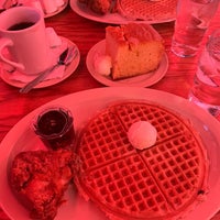 Photo taken at Roscoe&amp;#39;s House of Chicken and Waffles by Miya L. on 10/14/2021