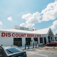 9/14/2018 tarihinde Green&amp;#39;s Discount Beverageziyaretçi tarafından Green&amp;#39;s Discount Beverage'de çekilen fotoğraf