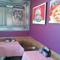 รูปภาพถ่ายที่ Rosati&amp;#39;s Pizza โดย Vessie S. เมื่อ 1/10/2012