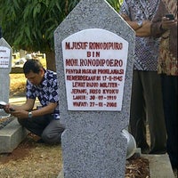 Photo taken at Makam M. Jusuf Ronodipuro, TMP Nasional Kalibata by TIAS A. on 9/9/2011