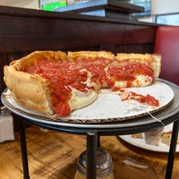 รูปภาพถ่ายที่ Giordano&amp;#39;s โดย Faisal S. เมื่อ 8/18/2021