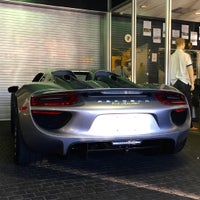 Foto diambil di The Auto Gallery Porsche oleh JayChan pada 12/18/2015