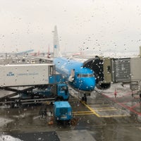 Photo taken at Gate D87 by Remco F. on 12/11/2017