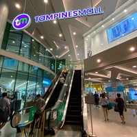 Foto tomada en Tampines Mall  por Steven K. el 10/7/2021