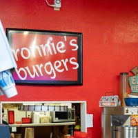 9/5/2018 tarihinde Ronnie&amp;#39;s Burgersziyaretçi tarafından Ronnie&amp;#39;s Burgers'de çekilen fotoğraf