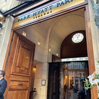Photo taken at Hôtel Park Hyatt Paris-Vendôme by Abt . on 9/2/2023