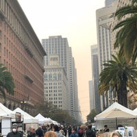 Photo taken at Embarcadero Outdoor Crafts Market by Tina C. on 11/11/2018