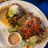 Das Foto wurde bei El Comal Mexican Restaurant von Tina C. am 3/31/2021 aufgenommen