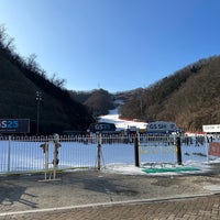 Photo taken at 엘리시안 강촌 스키장 / ELYSIAN Gangchon SKI Resort by Simone O. on 12/14/2022
