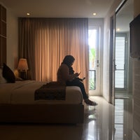 Foto diambil di Astana Kunti Suite Apartment &amp;amp; Villa - Seminyak Bali oleh Azizan H. pada 1/28/2017