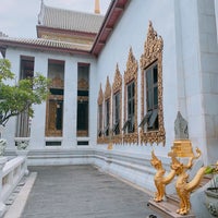 Photo taken at Wat Bowon Niwet by Ihsekat P. on 7/30/2023