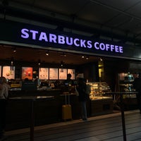 รูปภาพถ่ายที่ Starbucks โดย 3zzam เมื่อ 10/1/2022