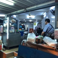 Photo taken at ก๋วยเตี๋ยวลูกชิ้นปลา by Artid J. on 12/14/2019