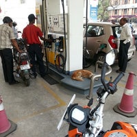4/27/2013 tarihinde Vijay C.ziyaretçi tarafından Shell Fuel Station'de çekilen fotoğraf
