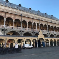 Foto tirada no(a) Palazzo della Ragione por Gabriele M. em 10/24/2021