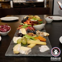 10/18/2018 tarihinde Pigalle Fromage Clubziyaretçi tarafından Pigalle Fromage Club'de çekilen fotoğraf