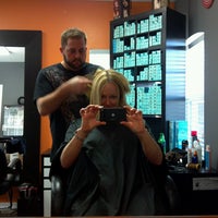 3/8/2013 tarihinde Jodi M.ziyaretçi tarafından Simply Colour Hair Salon Studio by Dean Downing'de çekilen fotoğraf