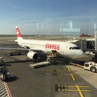 Foto diambil di Bandar Udara Zürich (ZRH) oleh Alex J. M. pada 4/10/2015