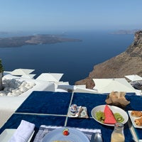 Photo taken at Iconic Santorini, a boutique cave hotel by Badr Bin Nouh on 8/24/2021