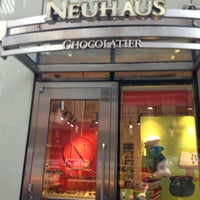 8/3/2013 tarihinde Lisa V.ziyaretçi tarafından Neuhaus Chocolatier'de çekilen fotoğraf