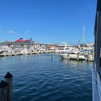 รูปภาพถ่ายที่ Island Queen Cruise โดย Nesreen B. เมื่อ 2/27/2022