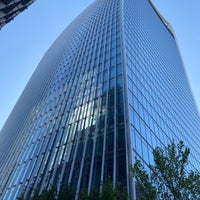 Foto scattata a 20 Fenchurch Street da 𝚝𝚛𝚞𝚖𝚙𝚎𝚛 . il 5/8/2022