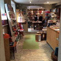 Foto scattata a The English Bookshop da 𝚝𝚛𝚞𝚖𝚙𝚎𝚛 . il 7/31/2015