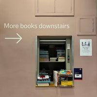Foto diambil di London Review Bookshop oleh 𝚝𝚛𝚞𝚖𝚙𝚎𝚛 . pada 3/22/2023