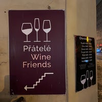 Das Foto wurde bei Přátelé Wine Friends von 𝚝𝚛𝚞𝚖𝚙𝚎𝚛 . am 12/7/2023 aufgenommen