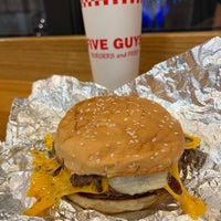 Photo taken at Five Guys by 𝚝𝚛𝚞𝚖𝚙𝚎𝚛 . on 3/22/2023