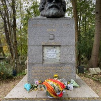Photo taken at Karl Marx&amp;#39;s Grave by 𝚝𝚛𝚞𝚖𝚙𝚎𝚛 . on 11/6/2021