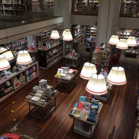 Photo taken at Foyles by 𝚝𝚛𝚞𝚖𝚙𝚎𝚛 . on 10/22/2015