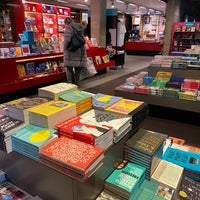 Photo taken at National Theatre Bookshop by 𝚝𝚛𝚞𝚖𝚙𝚎𝚛 . on 11/5/2021