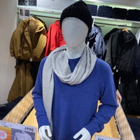 Photo taken at UNIQLO by 𝚝𝚛𝚞𝚖𝚙𝚎𝚛 . on 11/4/2021