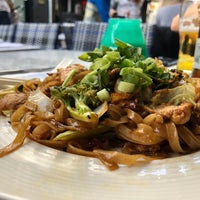 Das Foto wurde bei Royal Thai Restaurant von 𝚝𝚛𝚞𝚖𝚙𝚎𝚛 . am 4/22/2019 aufgenommen