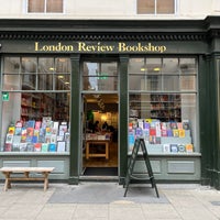 Foto diambil di London Review Bookshop oleh 𝚝𝚛𝚞𝚖𝚙𝚎𝚛 . pada 3/22/2023