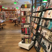 Photo taken at Daunt Books by 𝚝𝚛𝚞𝚖𝚙𝚎𝚛 . on 12/15/2016